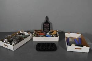 lot 109 image: 3) Flats assorted kitchen untensils and knives