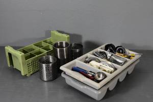 lot 111 image: Trays and assorted kitchenware