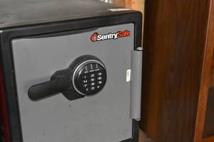 lot 72 image: Sentry Safe wcombination (buyer gets combo)