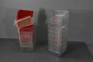lot 115 image: 3) 8 qt, 10) 4 qt and rubbermaid units some lids