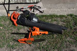 lot 11 image: Vac, trimmer,saw