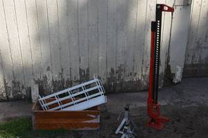 lot 12 image: Highlift jack,2 jackstands