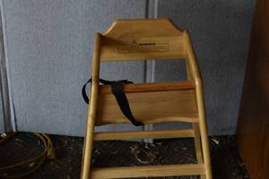 lot 34 image: Kids high chair