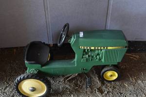 lot 37 image: Pedal tractor