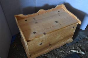 lot 38 image: Pine blanket box