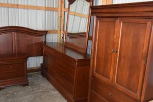 lot 49 image: Queen size bedroom set