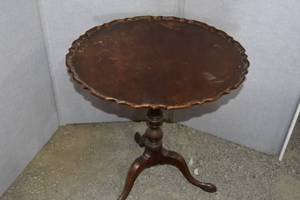 lot 52 image: Round wood display table