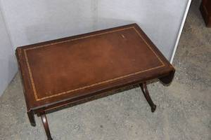 lot 53 image: Drop leaf coffee table