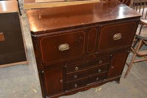 lot 56 image: Crosley Radio Phonograph