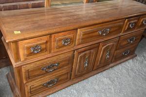lot 60 image: Large dresser wmirrors