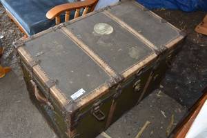 lot 68 image: Flat top green trunk