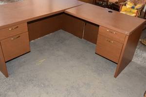 lot 70 image: Desk w return