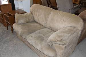 lot 78 image: Love seat and end table combo