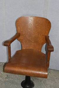 lot 81 image: 1 Oak pedestal chair