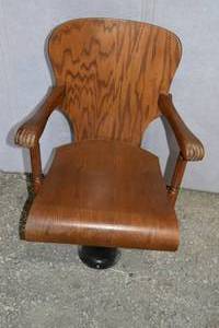 lot 82 image: 1 Oak pedestal chair