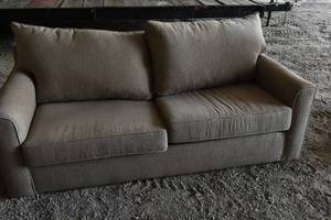 lot 100 image: Sleeper sofa w 2 pillows