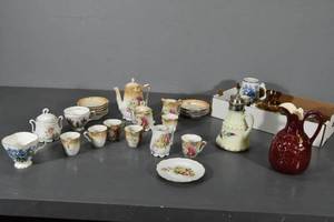 lot 118 image: Red Wing pitcher 