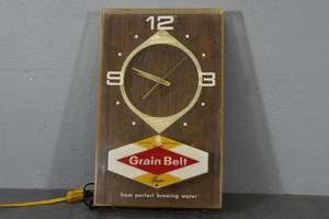 lot 142 image: Grain Belt clock
