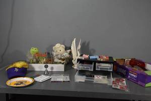 lot 197 image: Organizer wcards etc