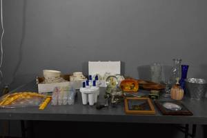 lot 207 image: 4 pl setting of Dishes,