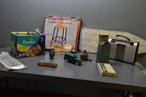 lot 251 image: Stool, Radio, 46 Chev, Ford