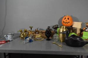 lot 264 image: Brass and glass items, bank, dish