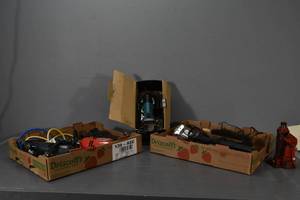 lot 275 image: Makita grinder, 3 drills, jack, brushes