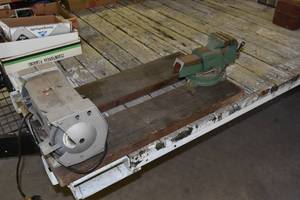 lot 301 image: 6 Bench grinder &amp 4 vise on board