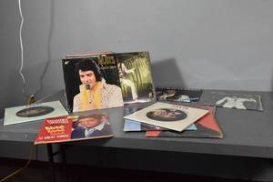 lot 327 image: Elvis albums and misc albums
