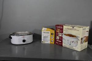 lot 340 image: Amoma Roaster & 2) Crock pots