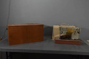 lot 360 image: Wood box & Singer Flatbed mach.