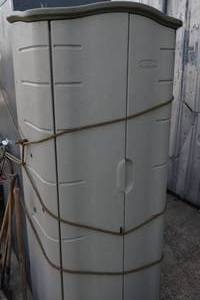 lot 458 image: Rubbermaid storage cabinet