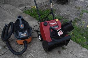 lot 472 image: Toro 3 hp snow thrower & Rigid vac