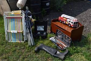 lot 479 image: Camp stove, lawn chairs, bucket
