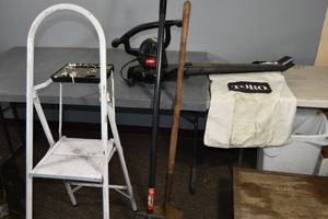 lot 362 image: Toro Rake & Vac, step stool