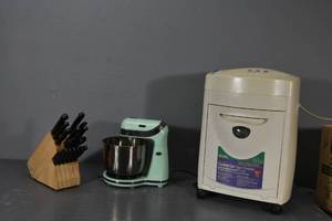 lot 365 image: Royal Shredder, Dash mixer