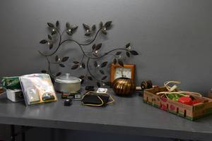 lot 400 image: Leaf wll display, Corning dish