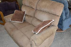 lot 446 image: Lazy Boy Double recliner