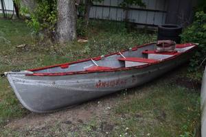 lot 16 image: 14 Aluminum boat4 benches