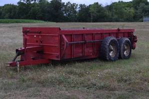 lot 22 image: INT Manure spreader wpoly floorGood working unit