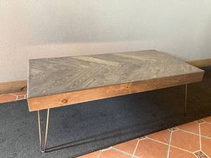 lot 5 image: Handmade Table