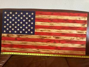 lot 22 image: Wooden American Flag