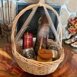 lot 32 image: Wine Basket