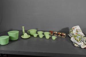 lot 12 image: Green measure cups more