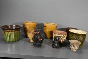 lot 45 image: 8 pots & decorations