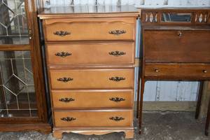 lot 139 image: Chest of Drawers