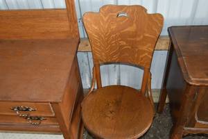 lot 142 image: Oak Swival Desk Chair