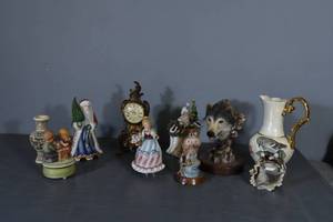 lot 216 image: 7 music boxes and more