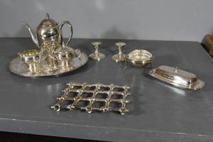 lot 218 image: Assorted pieces
