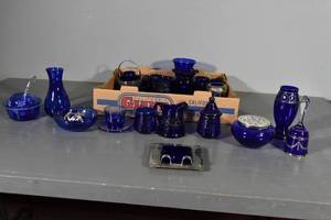 lot 252 image: Cobalt blue dishes